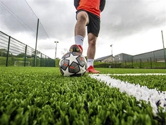 Dab tsi yog Qhov txawv ntawm Cov Kev Ua Si Turf Thiab Toj roob hauv pes Turf?